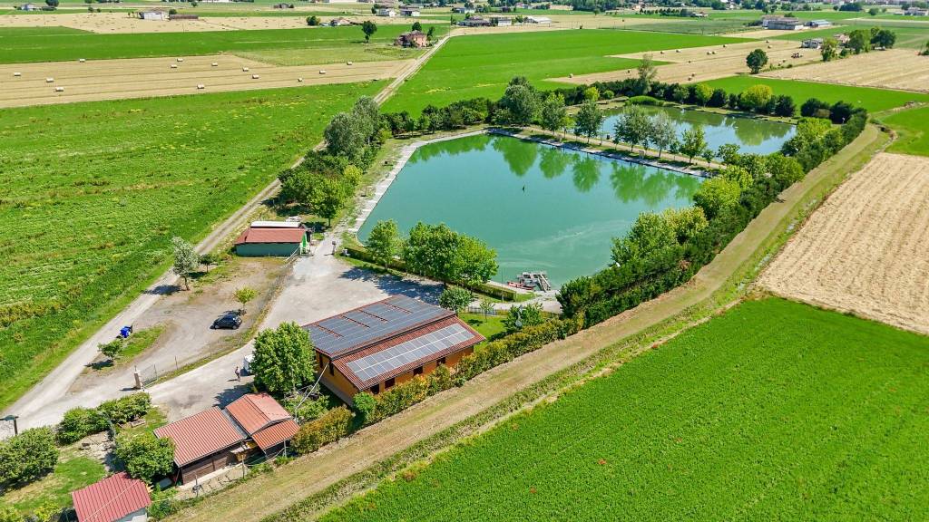 Ristorante con circolo pesca, due laghi,e bilocale