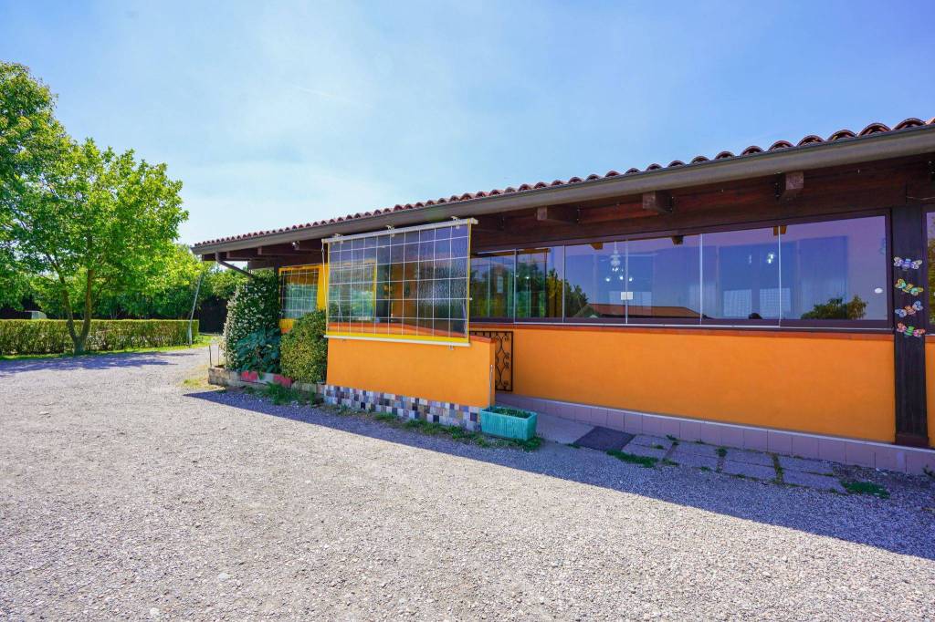 Villa indipendente con grande giardino privato a Soragna