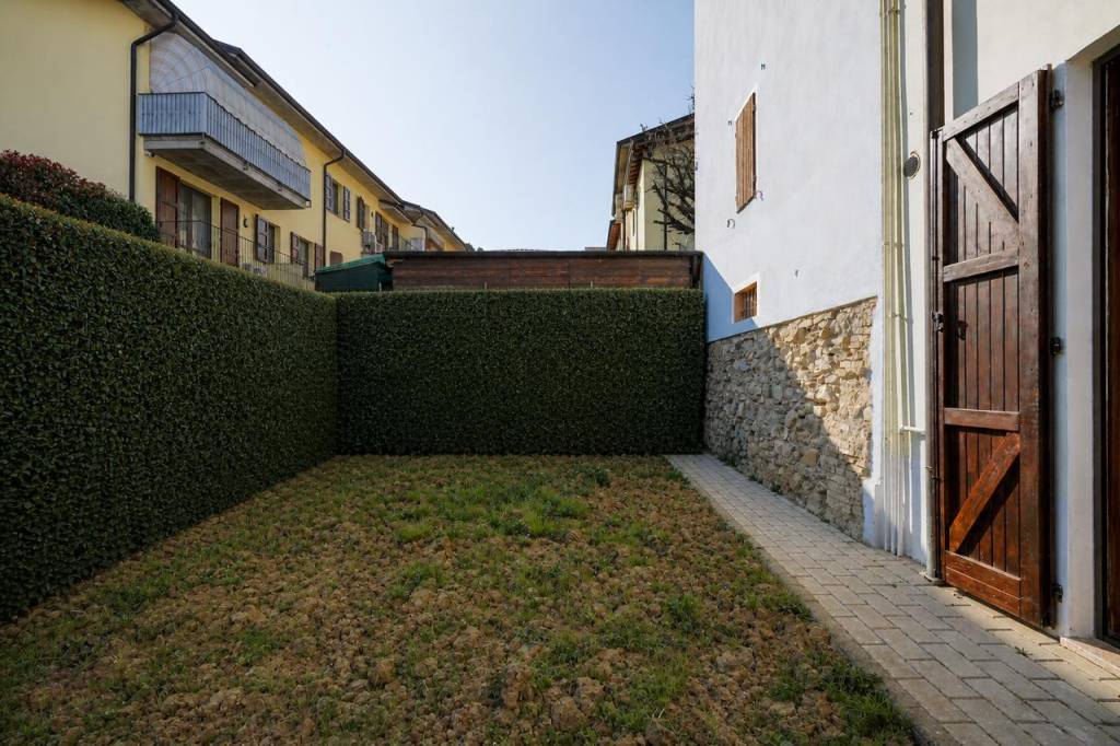 Bilocale con giardino privato e posto auto