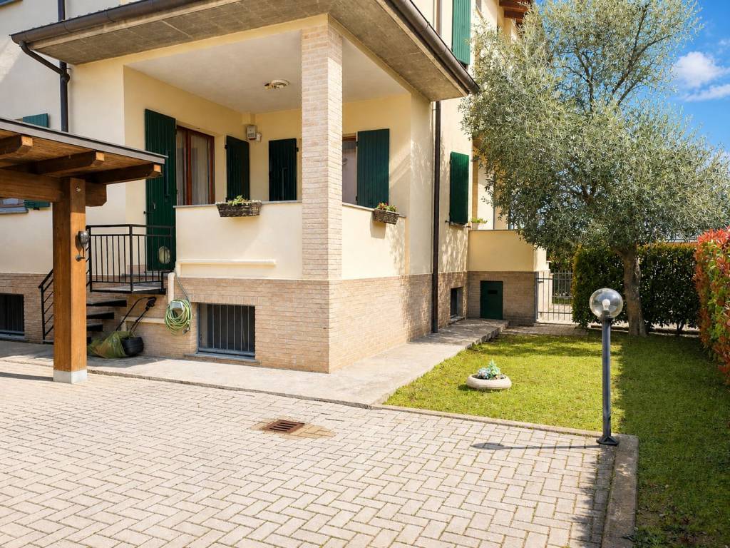 Appartamento moderno con 110 mq di giardino e poss.tà garage