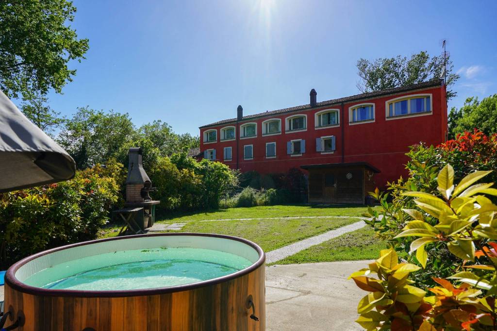 Moderno trilocale su due livelli con giardino privato.