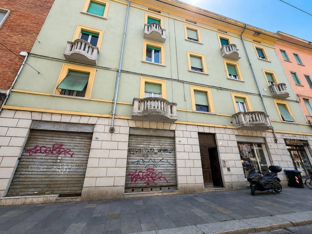 Luminoso quadrilocale da rimodernare, in q.re Oltretorrente