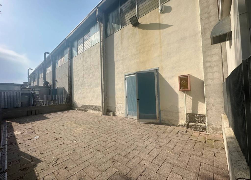 Capannone industriale/artigianale con uffici e cortile.
