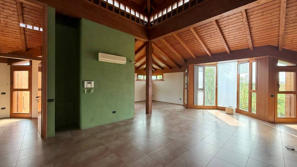 Originale trilocale con garage doppio in corte esclusiva.