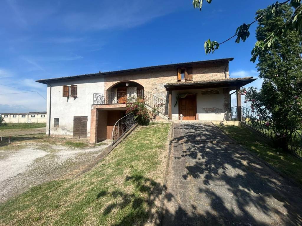 Ampio rustico indipendente con giardino. Da personalizzare.
