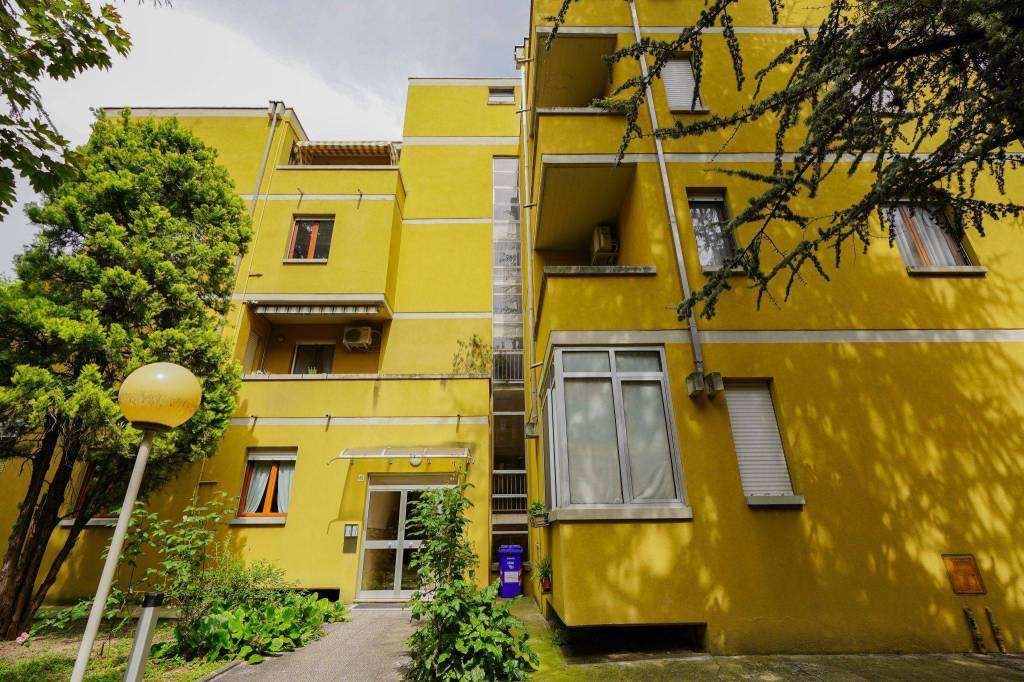 Ultimo piano con ascensore: 106 mq con balcone e garage