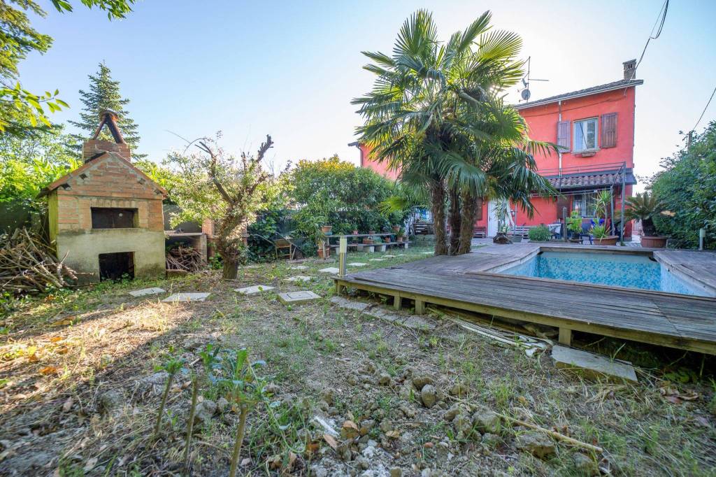 Porzione di bifamiliare con giardino, piscina e 2 garage.