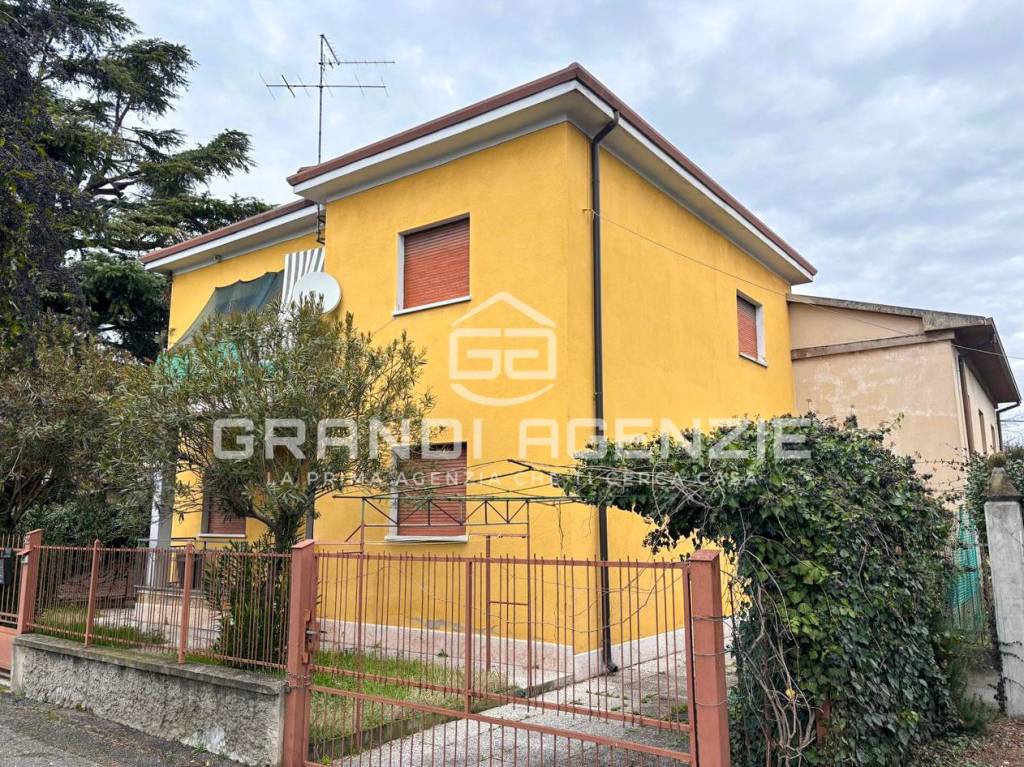 Trilocale ristrutturato con giardino e garage