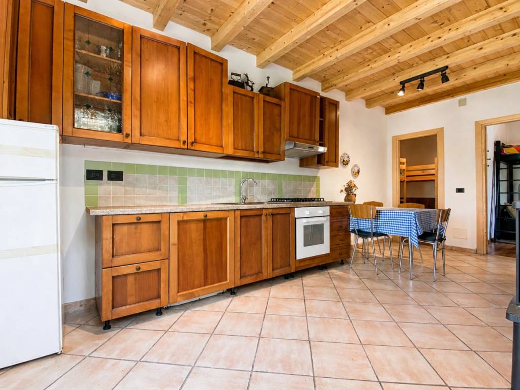 CHIAMPO – Bicamere in bifamiliare con garage, portico e giardino privato
