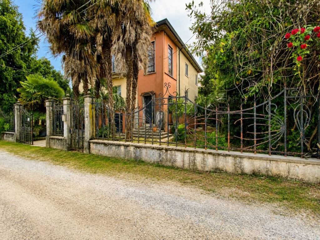 INTERNO STRADA DELLE CATTANE – Casa singola con due appartamenti