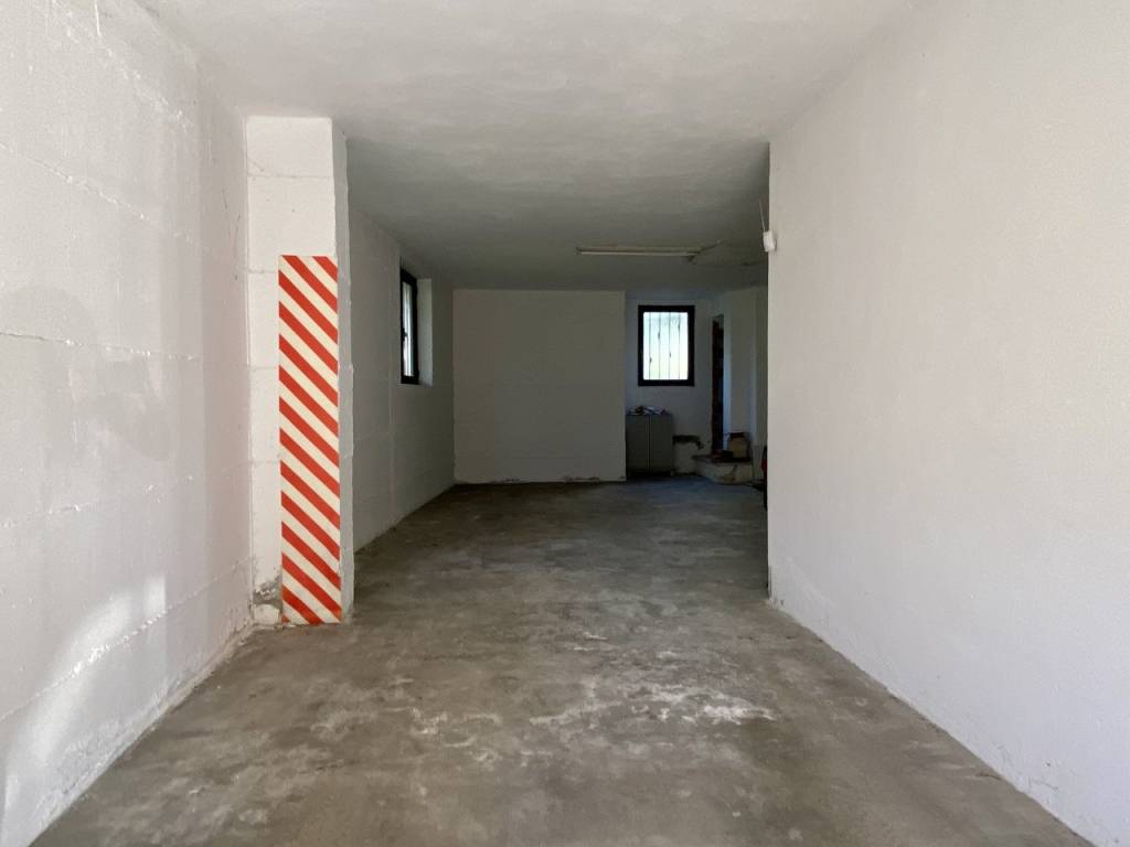 SANTA BERTILLA – Garage triplo / Ampio magazzino al piano terra