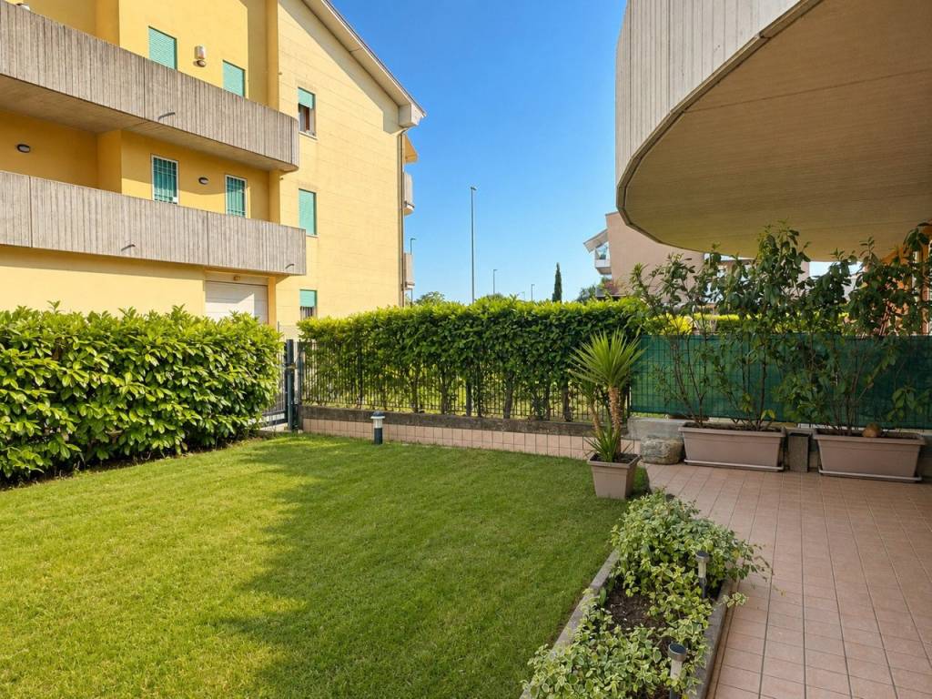 ANCONETTA – Mini al piano terra con garage doppio e giardino esclusivo