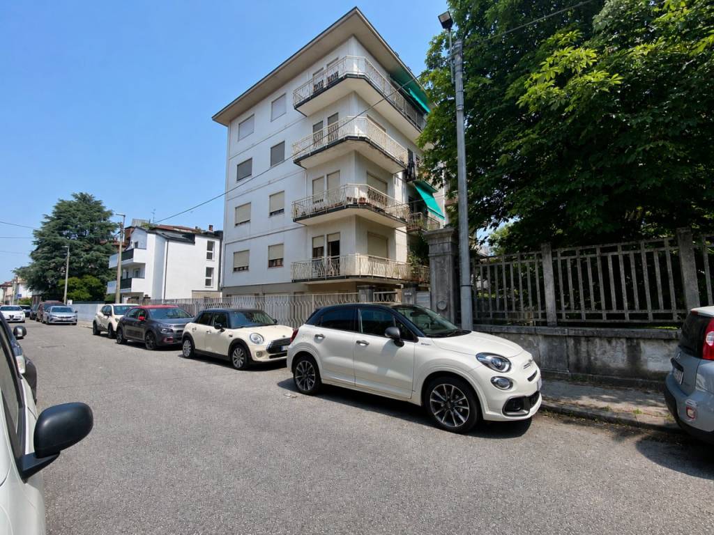SANTA BERTILLA – Tricamere al piano primo con terrazzo e garage