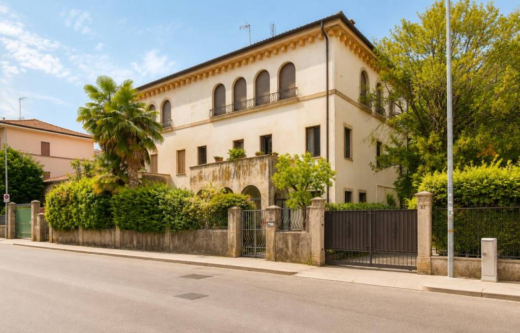 SANTA BERTILLA – Elegante porzione di bifamiliare affiancata con terrazze e giardino