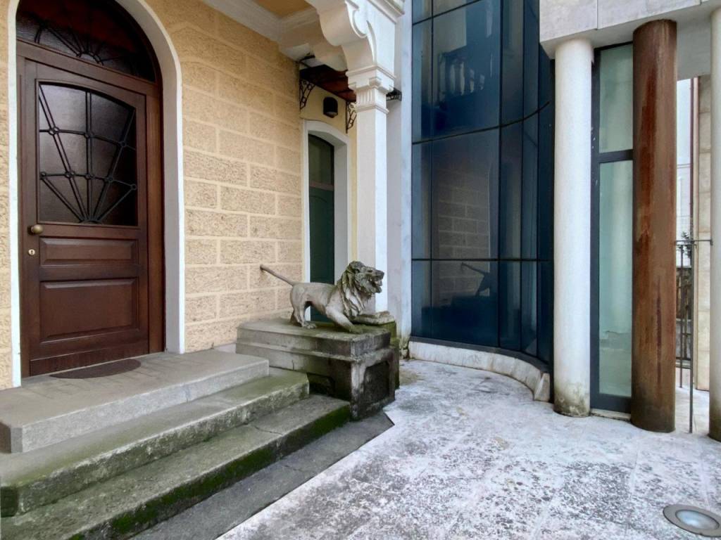 Splendido loft su due livelli con finiture di lusso, terrazzo, posti auto