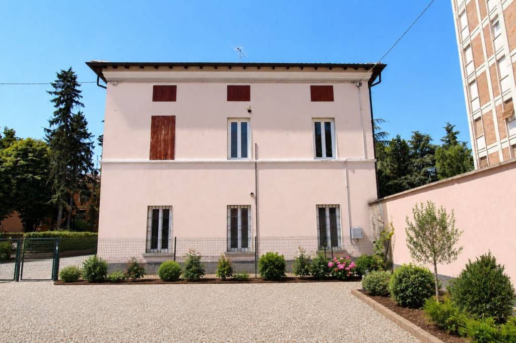 Casa indipendente in centro a Fidenza: spazio e potenziale!