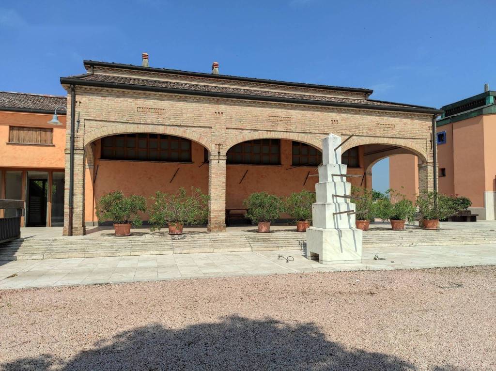 Maestoso rustico su 2 livelli con grande giardino privato.