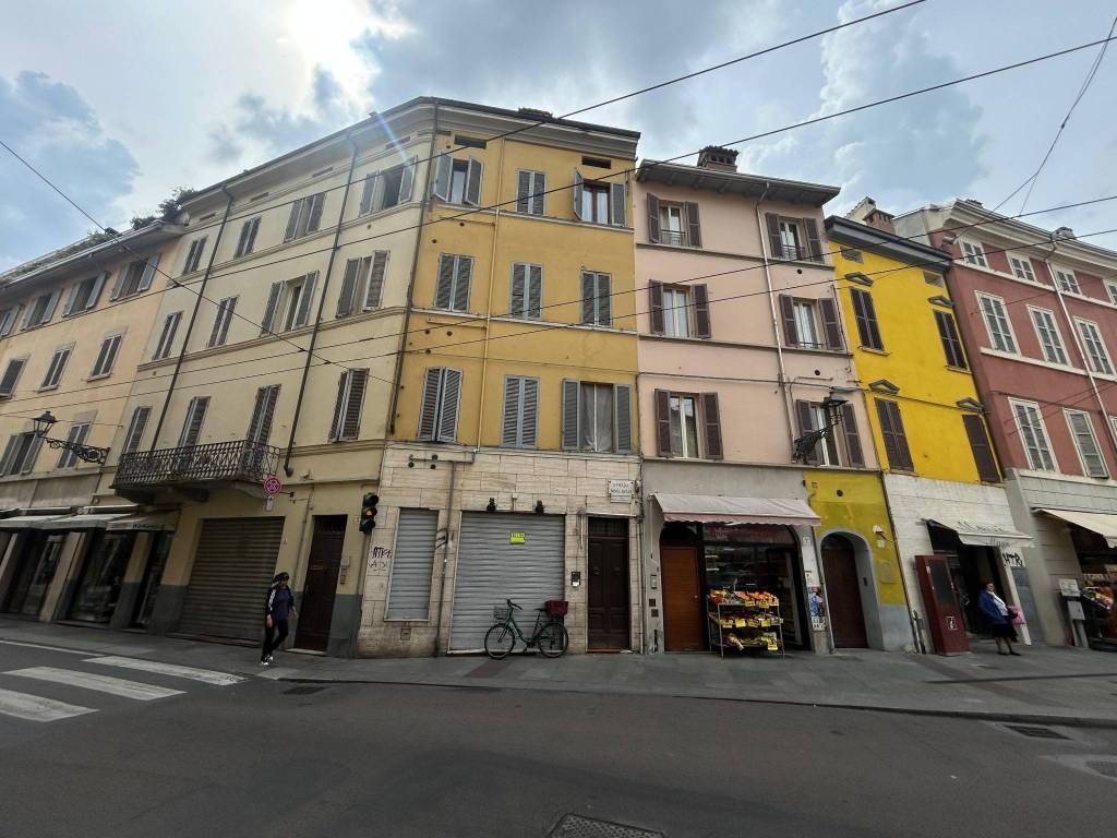 INTERA PALAZZINA IN CENTRO! Rendita di alto livello!
