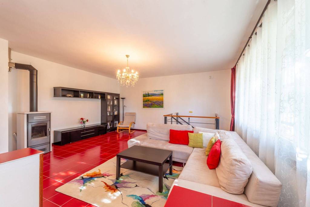 Porzione di villa bifamiliare con giardino privato ad Alberi