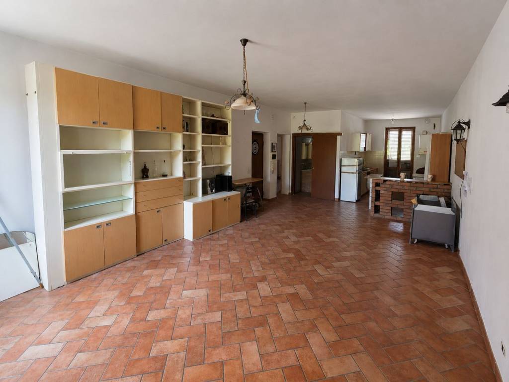 Bilocale con ampio terrazzo e zero spese condominiali.