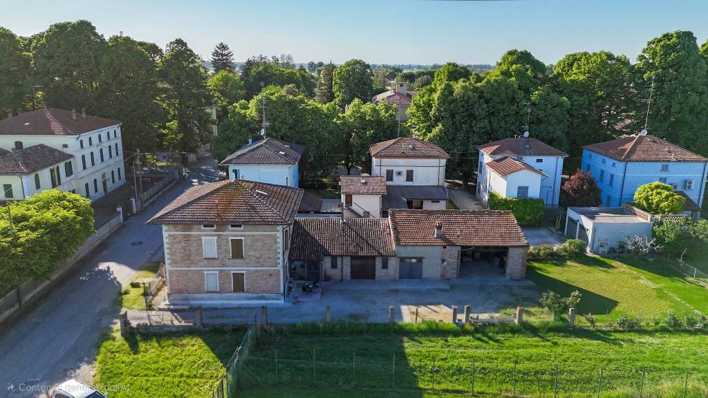 Villa a Roccabianca: spazio, lavoro e famiglia