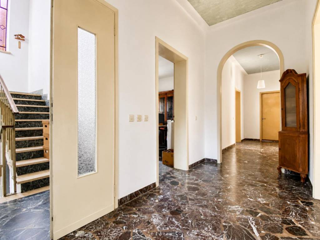 INTERNO STRADA DELLE CATTANE – Appartamento da ristrutturare con giardino e garage