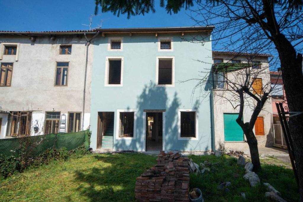 MONTECCHIO MAGGIORE – Villetta a schiera da ristrutturare con giardino e garage