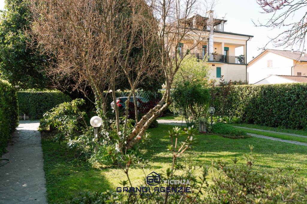 Villa a schiera d’angolo con grande giardino privato