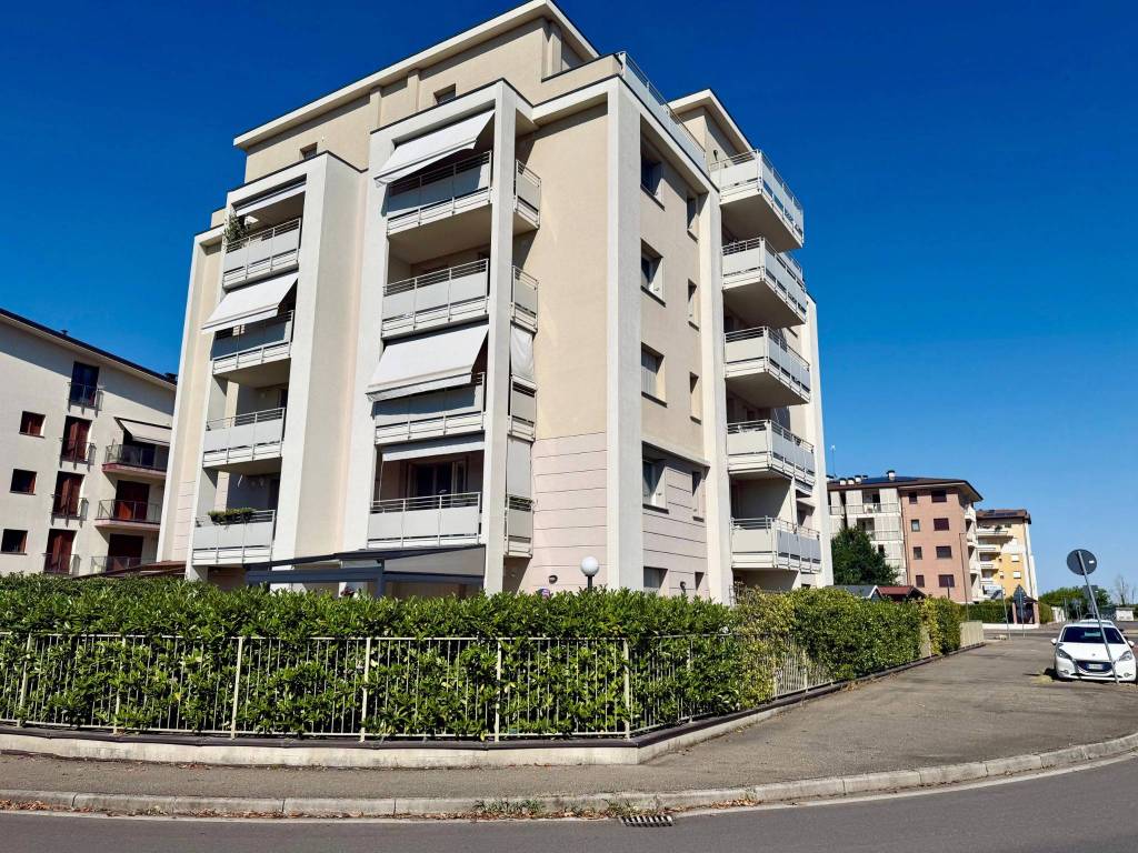 Moderno bilocale con grande loggia e possibilità di garage.