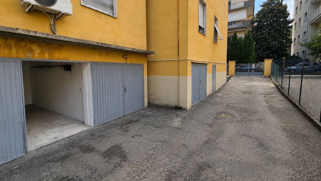 Garage in vendita in zona Montanara.