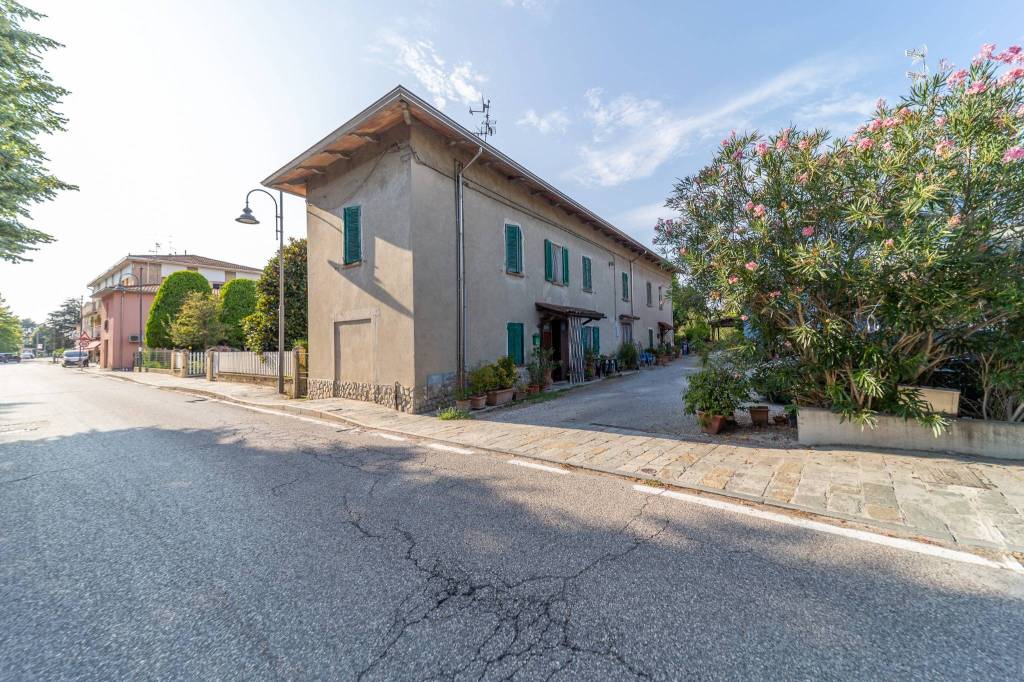 Storica porzione di casa con ampio giradino. Trecasali.