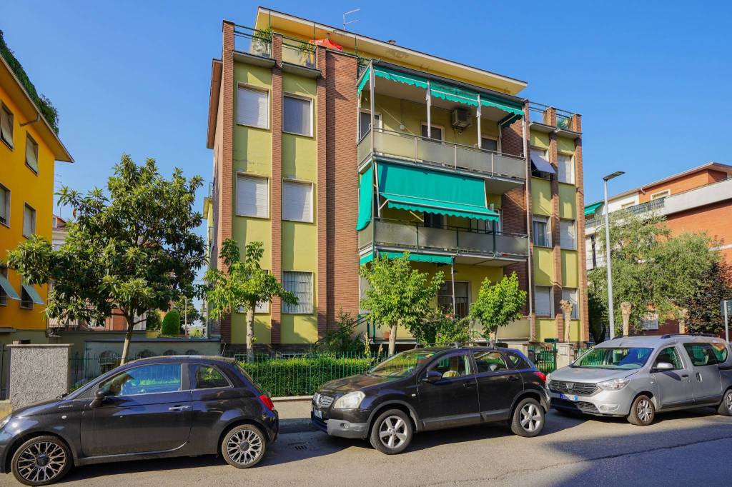 Quadriloclae con 2 balconi, cantina e garage.