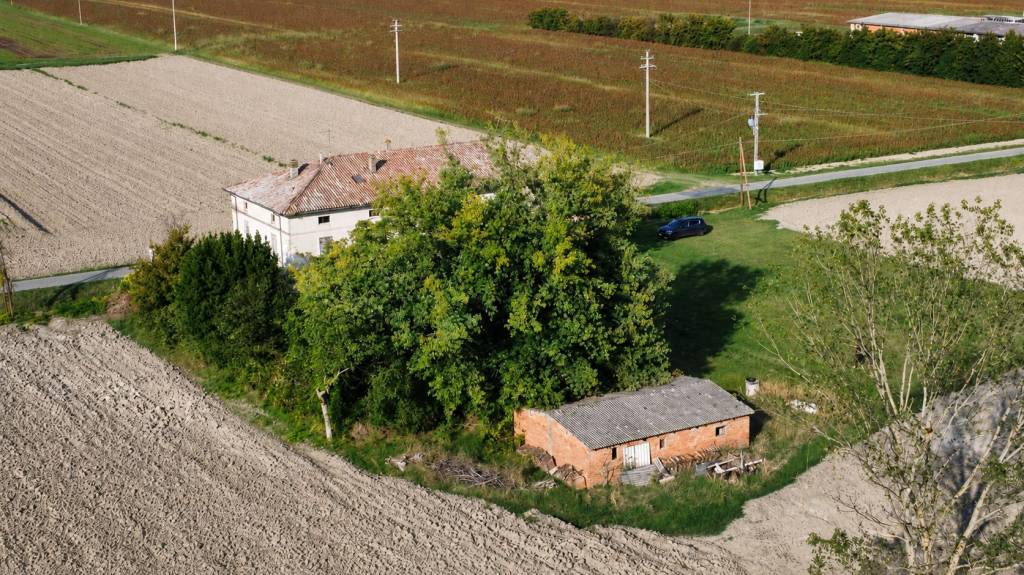 Rustico da ristrutturare con ampi spazi e grande potenziale