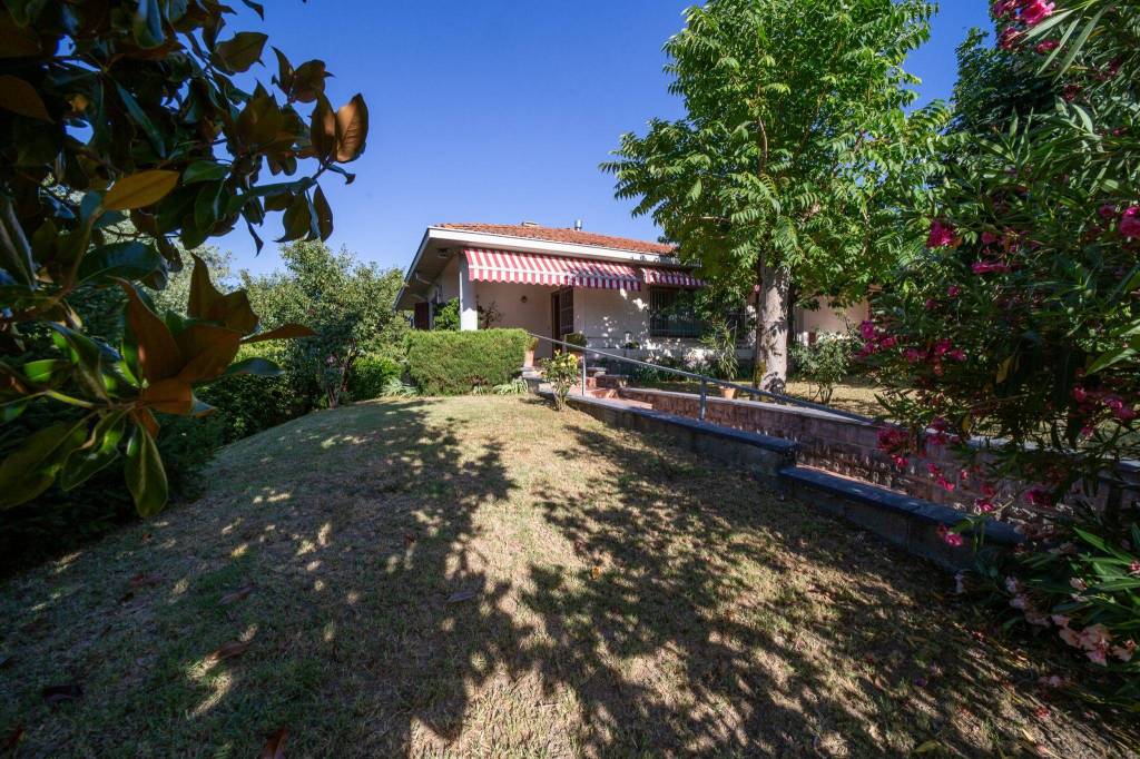 Porzione di villa bifamiliare con giardino privato ad Alberi