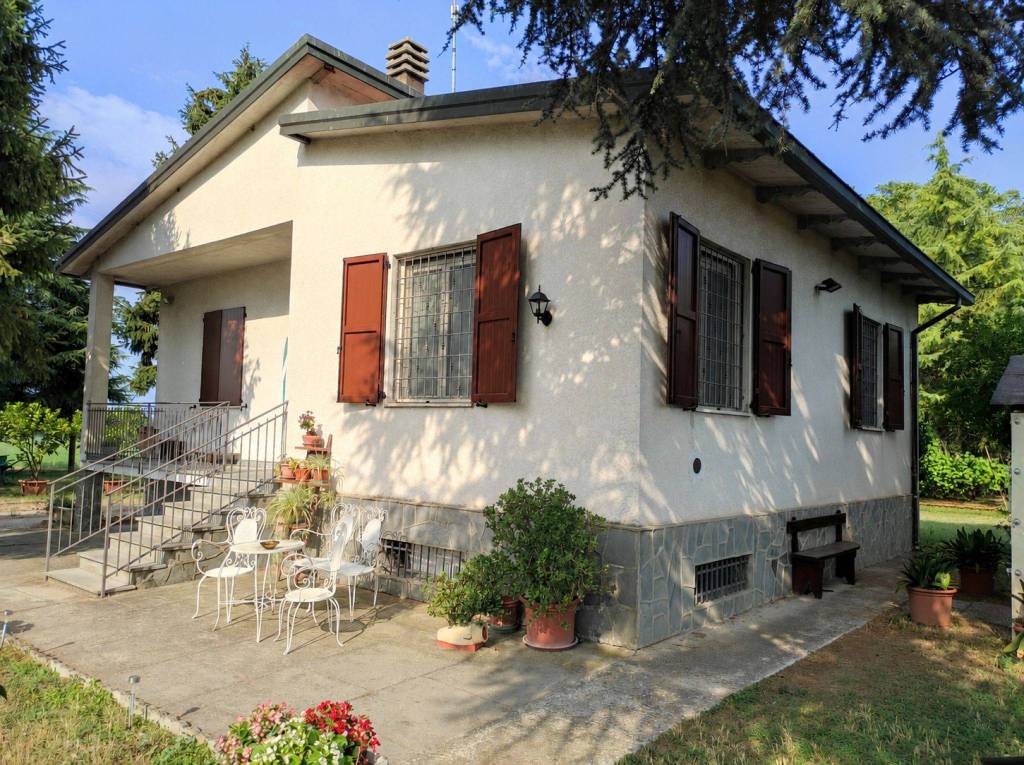 Casa indipendente con due unità abitative, giardino privato!