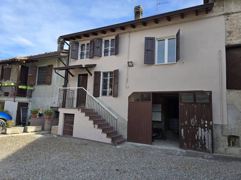Porzione di casa terra-tetto in corte,privacy e vista colli!