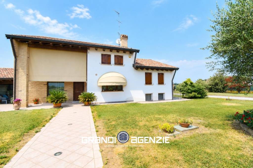 Villa con ampio giardino e magazzino a Paese (TV)