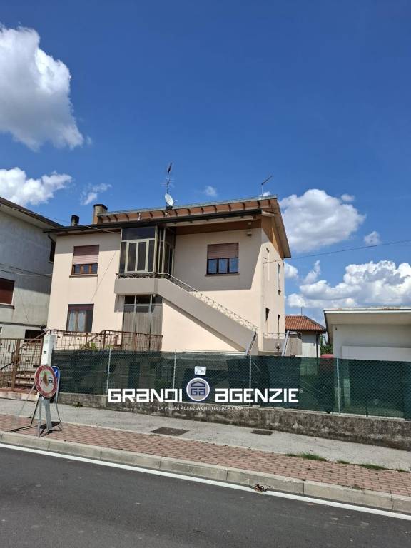 Porzione di bifamiliare sul Montello