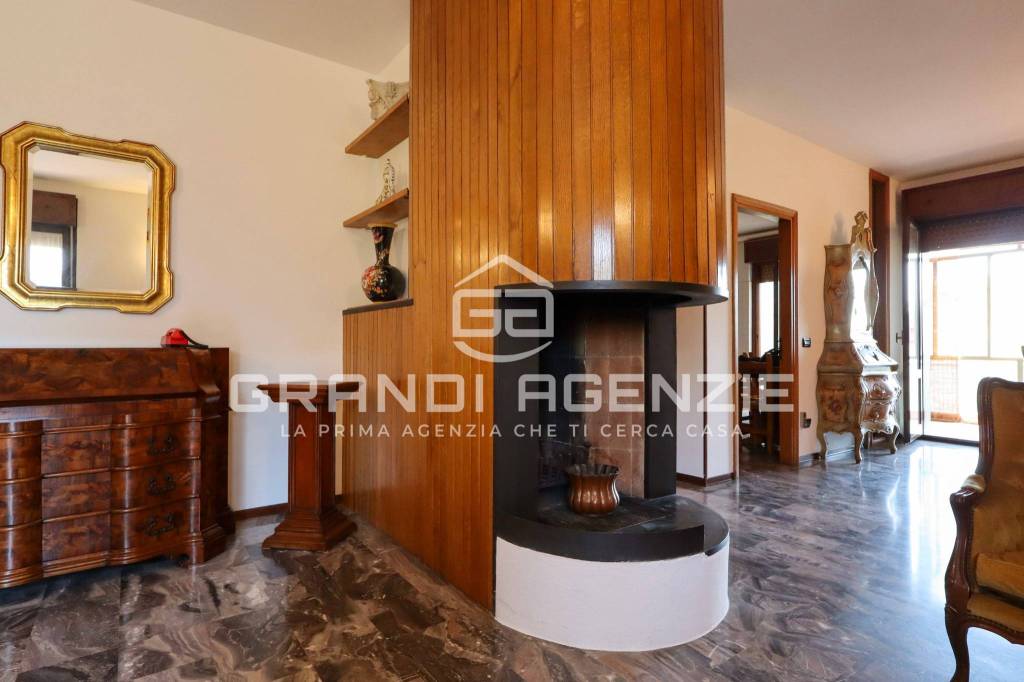Appartamento con camino in contesto signorile