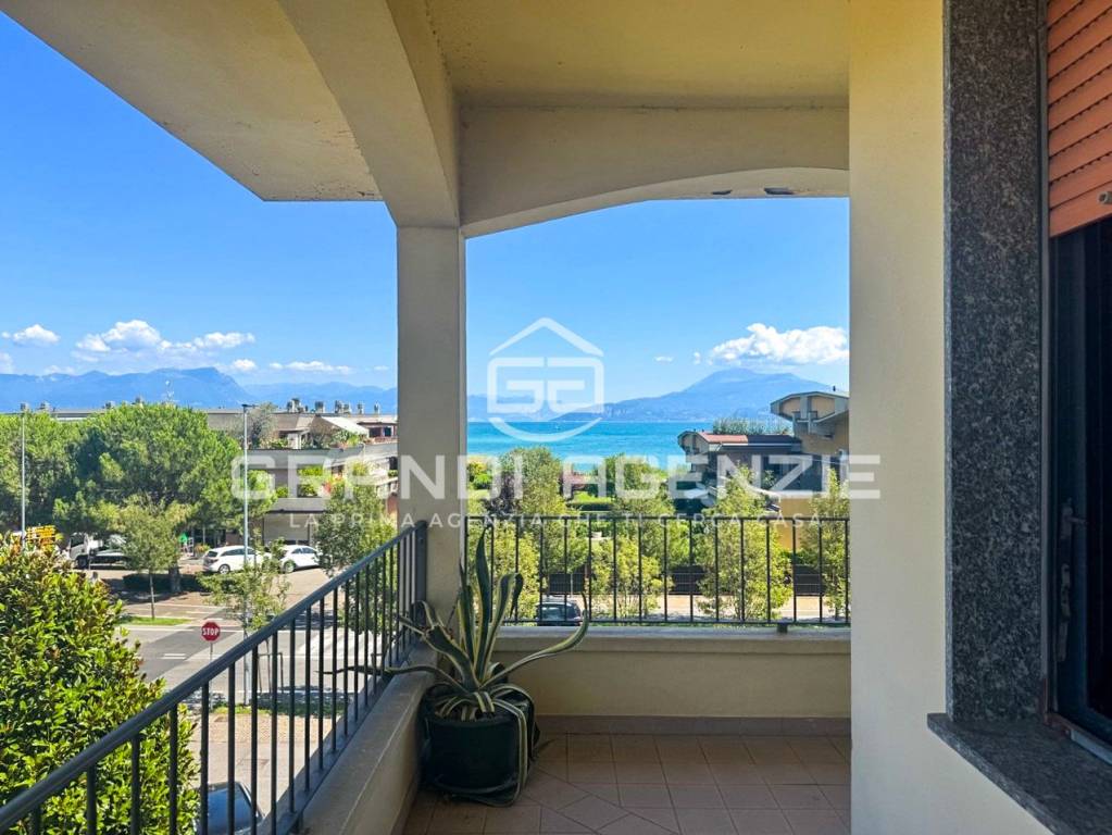 Appartamento fronte lago con terrazza panoramica