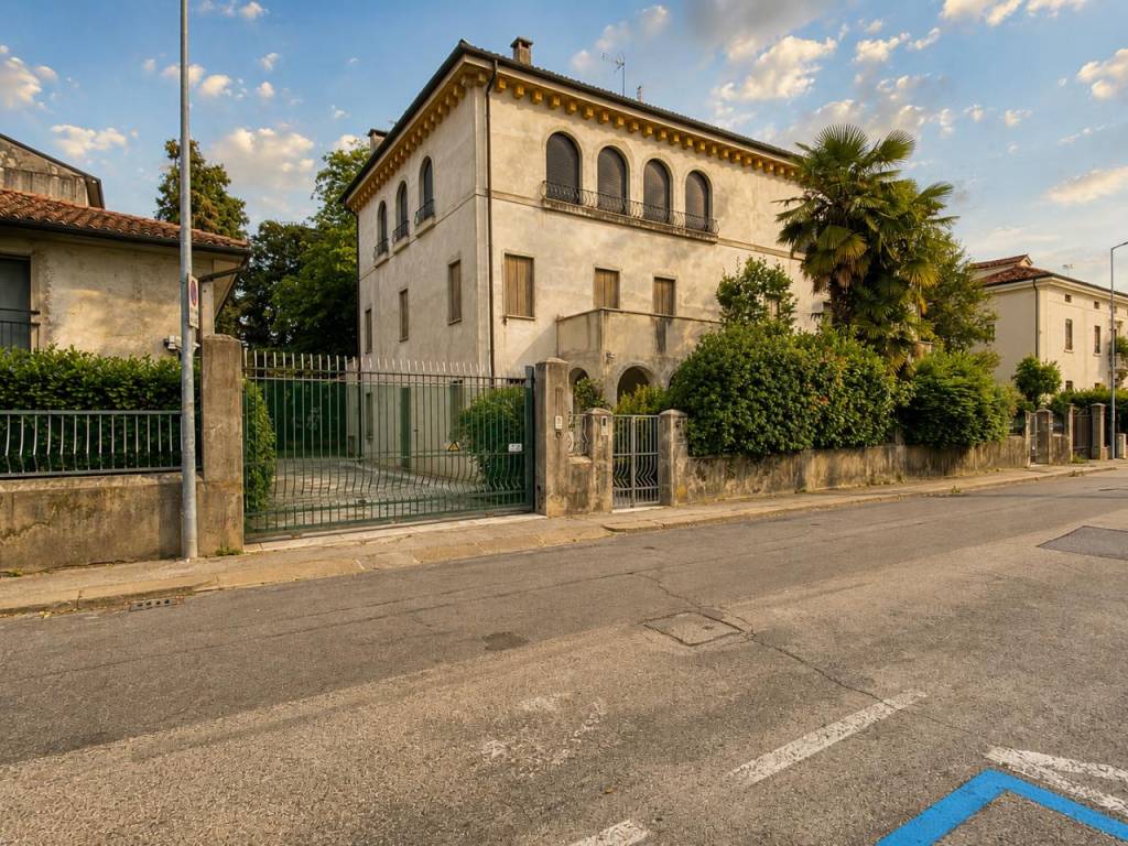 SANTA BERTILLA – Porzione di bifamiliare affiancata con terrazze e giardino