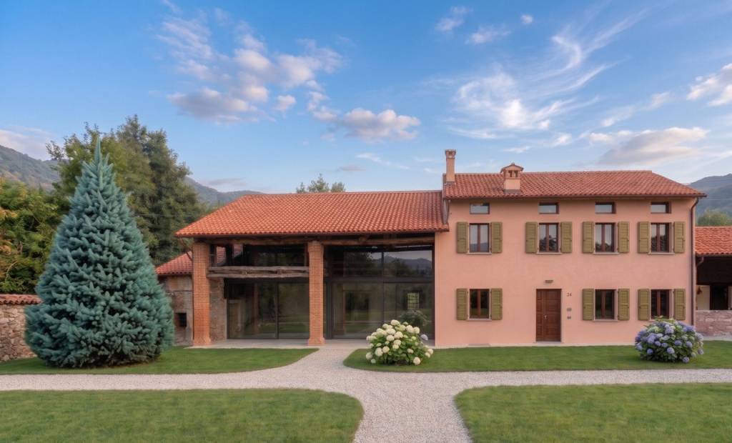 CASTELGOMBERTO – Porzione di casa da ristrutturare con barchessa e giardino privato