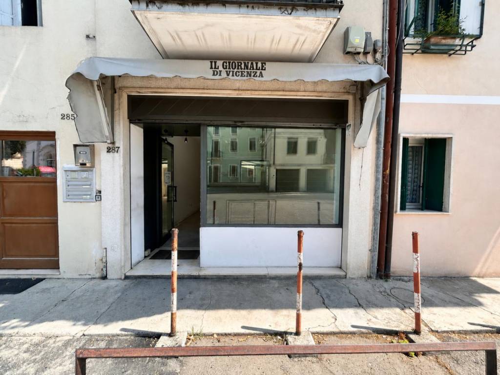VIALE DELLA PACE – Negozio vetrinato fronte strada