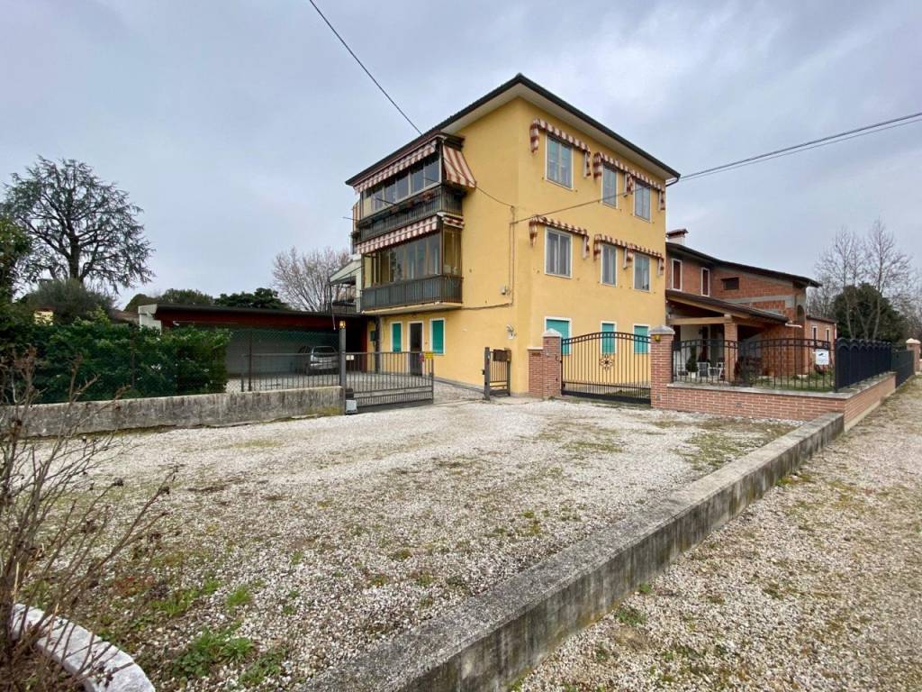 BERTESINELLA – Appartamento al grezzo con posto auto e giardino di pertinenza