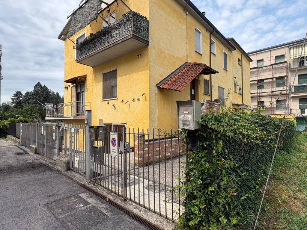 VIALE ASTICHELLO – Midi appartamento al secondo piano