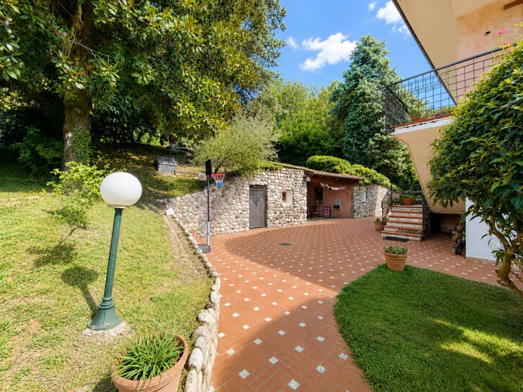 CREAZZO COLLE – Particolare appartamento duplex con portico e giardino di proprietà