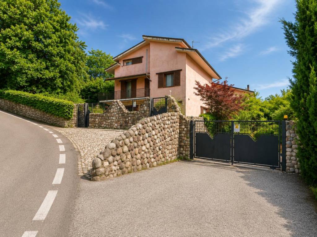 CREAZZO COLLE – Esclusiva proprietà composta da due abitazioni immerse nel verde