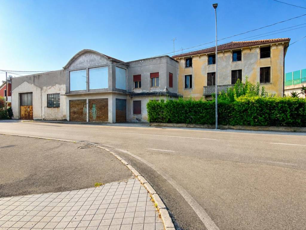 DUEVILLE – Interessante complesso immobiliare con grande potenziale di sviluppo