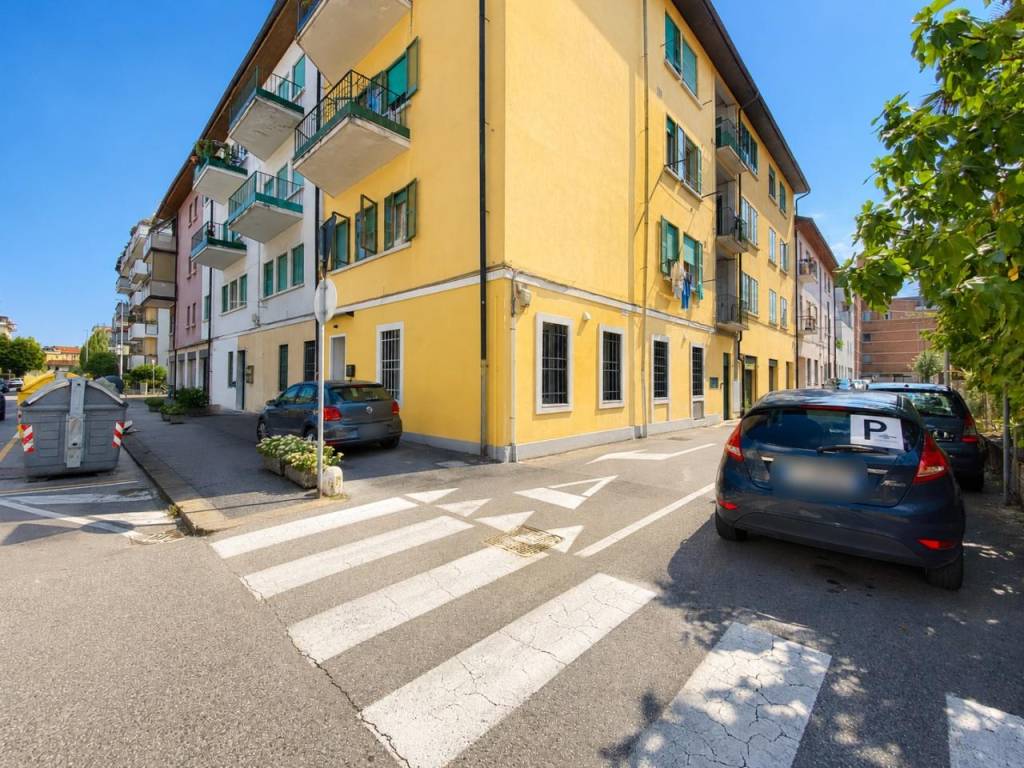 ZONA PISCINE – Ampio e luminoso appartamento tricamere con terrazzi e garage