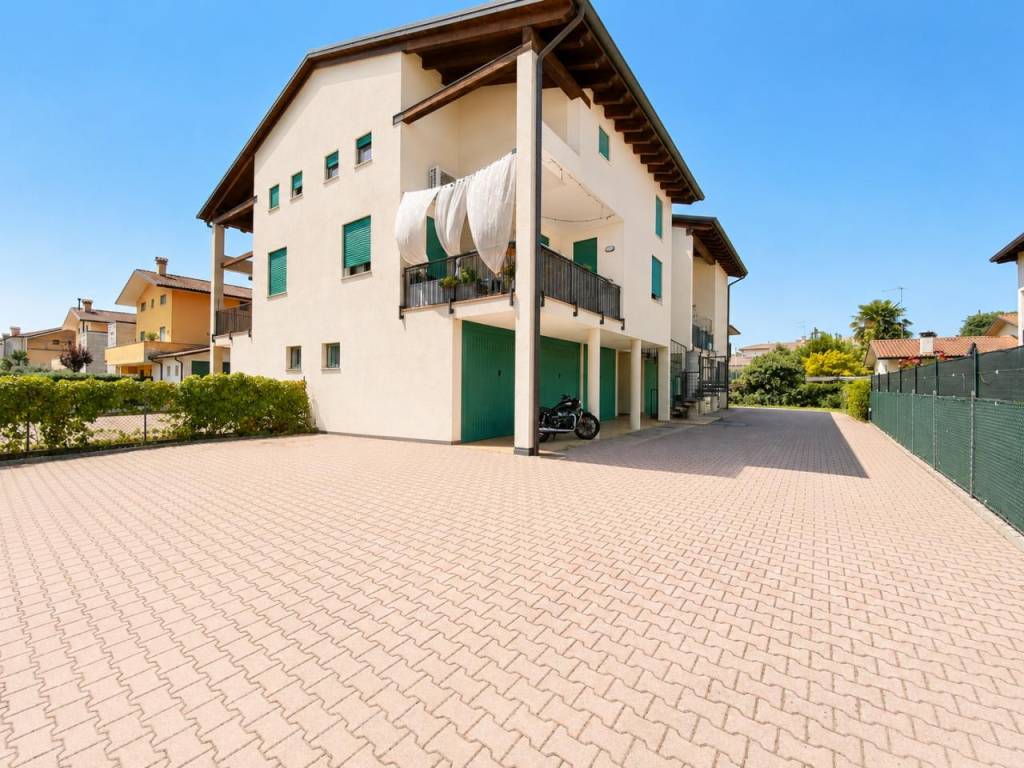 BOLZANO VICENTINO – Ampio bicamere duplex con garage e posto auto